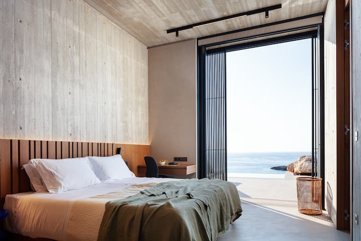 Druhá spálňa má manželskú posteľ veľkosti King, ktorú môžete na požiadanie vytvoriť na dve dvojlôžka.