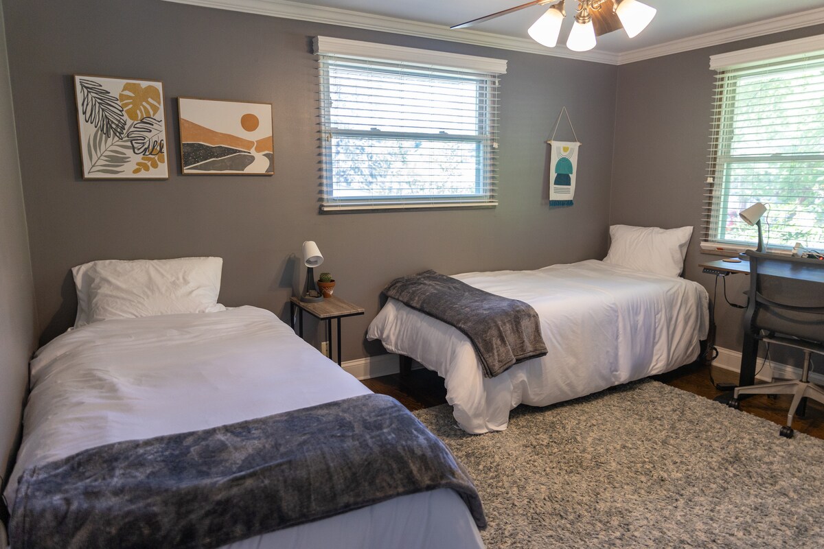 Ამ საძინებელში არის ორი XL ორადგილიანი საწოლი და საოფისე სივრცე