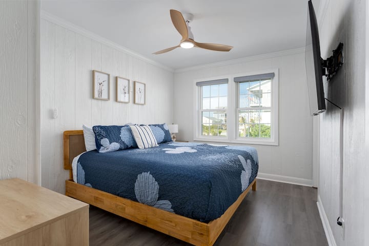 Jednotka B: Hlavná spálňa (spálňa 1) s kúpeľňou s manželskou posteľou King a televízorom
Posteľná bielizeň je k dispozícii!
