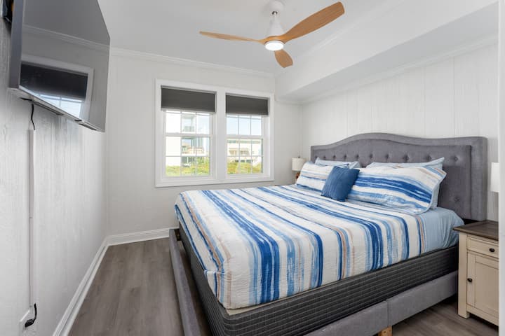 Jednotka B: Spálňa 2 s manželskou posteľou King a TV posteľnou bielizňou!
