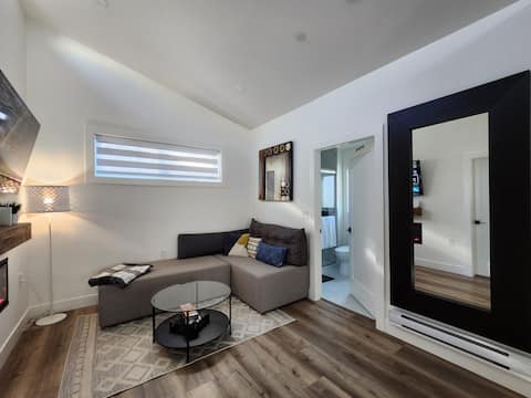 Top Airbnb: Modern 2BR Detached House Near Airport & Downtown in Sunset
