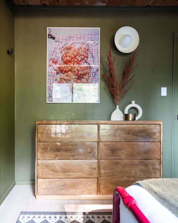 Zelená izba. Jedna menšia manželská posteľ (pre 2 osoby).