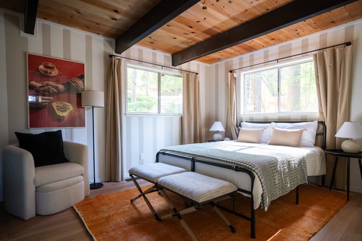 Pruhovaná izba. Jedna menšia manželská posteľ (pre 2 osoby).