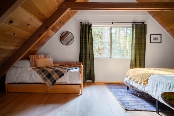 - Spálňa na poschodí. Jedna menšia manželská posteľ a jedna manželská posteľ s dvoma dvojitými matracmi (izba pre 4 osoby).
- Vyhradený písací stôl a pracovný priestor na diaľku.