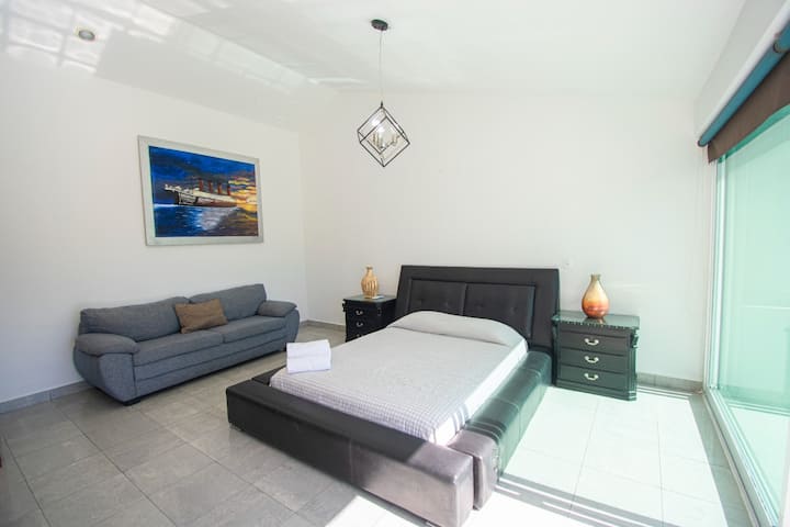 Მთავარი საძინებელი  Queen size bed y balcon