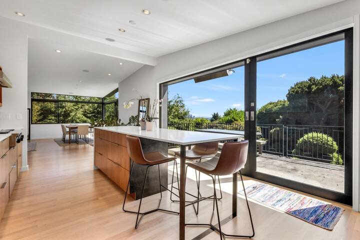 Luxurious Estate Home with Gym, Sauna & City Views gallery image 5