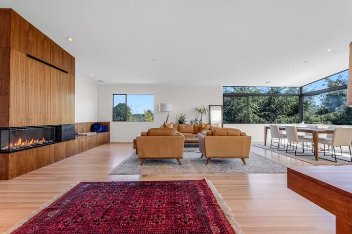 Luxurious Estate Home with Gym, Sauna & City Views