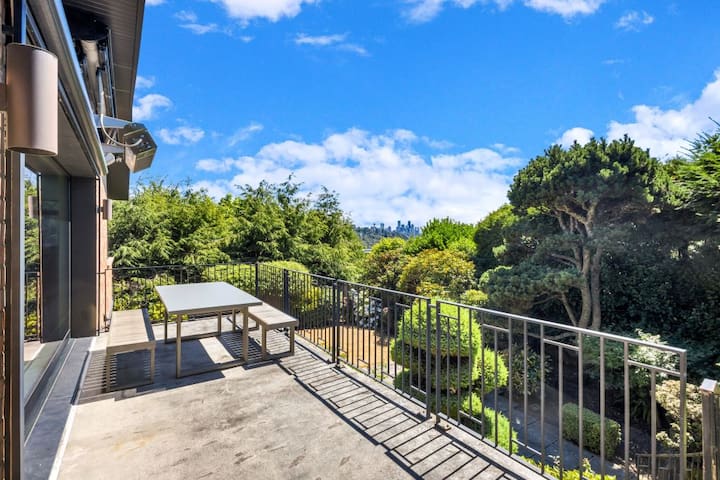 Luxurious Estate Home with Gym, Sauna & City Views gallery image 2