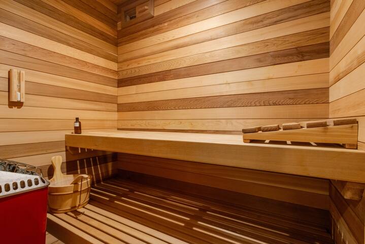 Luxurious Estate Home with Gym, Sauna & City Views gallery image 4