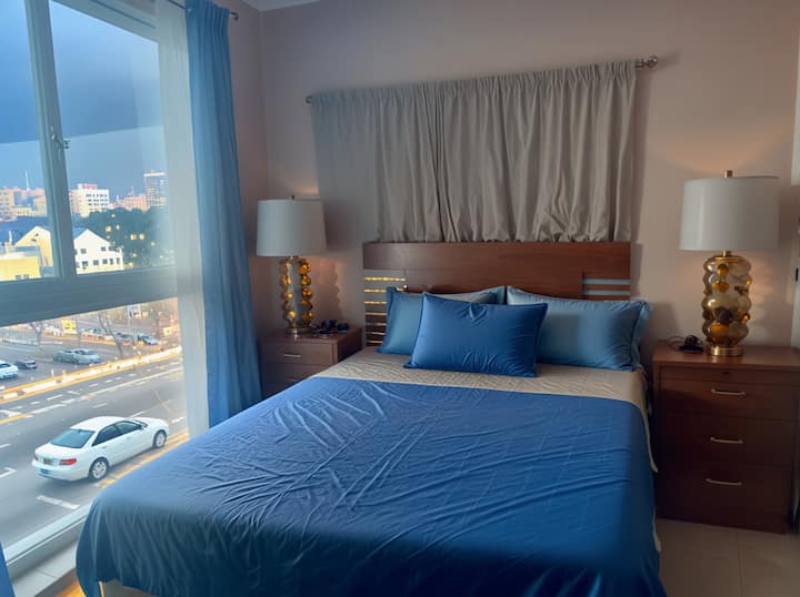 Dhoma e gjumit me hapësirë të bollshme e StaysPro ofron ekuilibrin e përsosur të luksit dhe rehatisë për një qëndrim të qetë
