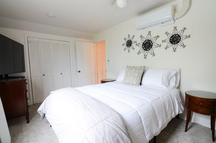 DORMITORIO 3: este es un dormitorio privado en la planta superior con 1 cama queen, 1 cama doble y una televisión inteligente de 55pulgadas. Este dormitorio comparte el baño del pasillo de arriba. ¡La habitación cuenta con un sistema individual mini-split para garantizar la temperatura perfecta!