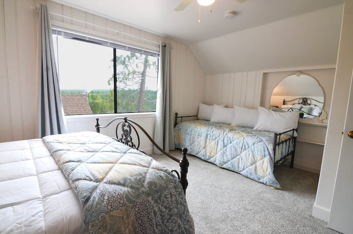 DORMITORIO 4: este es un dormitorio privado en la planta superior con 1 cama tamaño queen, 1 sofá cama individual y una televisión inteligente de 55 pulgadas. Este dormitorio comparte el baño del pasillo de arriba. ¡La habitación cuenta con un sistema individual mini-split para garantizar la temperatura perfecta!
