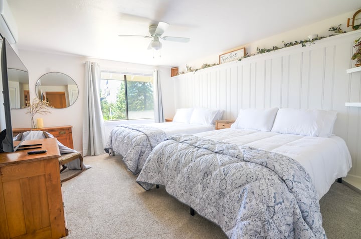 DORMITORIO 2: este es un dormitorio privado en la planta superior con 2 camas tamaño queen y una televisión inteligente de 55 pulgadas. Este dormitorio comparte el baño del pasillo de arriba. ¡La habitación cuenta con un sistema individual mini-split para garantizar la temperatura perfecta!