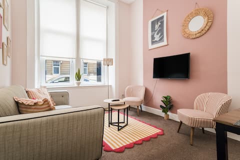 Popular Airbnb listing: Spacious 4-Bed City Gateway + Free Parking in Govan