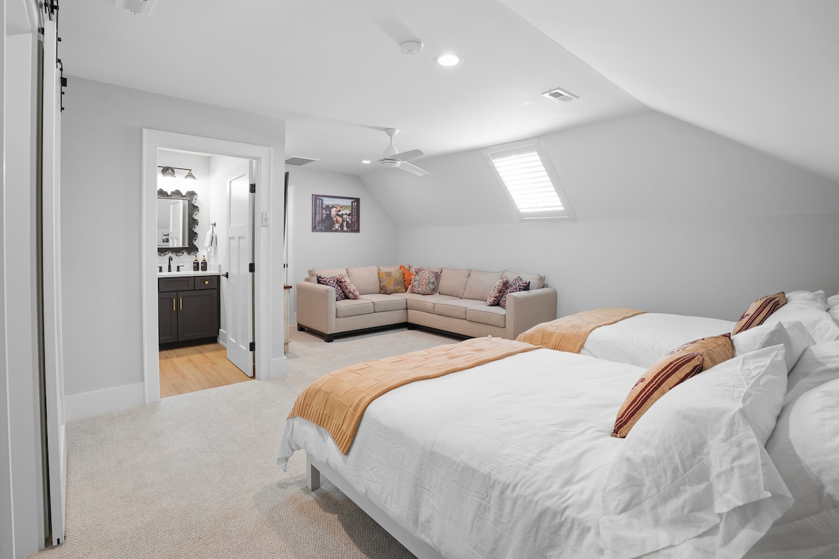 Დიდი ლოფტის სივრცე 75" სმარტ-ტელევიზორით,  ორი ორადგილიანი საწოლით, ტახტით კომფორტული გამოსაწევი საწოლით, ეგვიპტური ბამბის თეთრეულით, თხილამურის განათება იძლევა ტონობით სინათლეს საძინებლის სივრცეში (ჟალუზებში).  Ფართო, მიმდებარე სააბაზანო საშხაპითა და თხილამურით.  Გამოყავით ა/კ ერთეული ლოფტისთვის. 