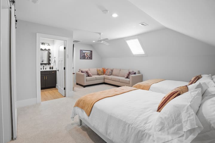 Grand loft avec télévision connectée 75",  deux lits doubles, canapé avec lit gigogne confortable, draps en coton égyptien, lucarne donne des tonnes de lumière dans la chambre (volets).  Salle de bain spacieuse et adjacente avec douche et lucarne.  Appartement climatisé séparé pour le loft.