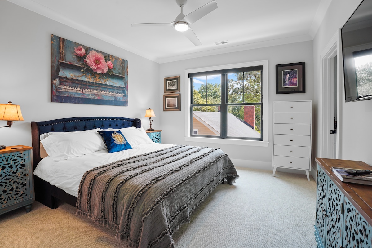 Ახალი ორლეანის საძინებელი #2 - დიდი საწოლი ეგვიპტური ბამბის თეთრეულით, ბატის ჩამოსასხმელი ბალიშები/საბანი, დიდი კარადა, სააბაზანო საშხაპით, ჭერის ვენტილატორი დისტანციური მართვის პულტით, 50" სმარტ-ტელევიზორი, გვერდითი მაგიდები მოიცავს USB და დამტენი სადგურებს. Შავი ფერის ფერებში. 