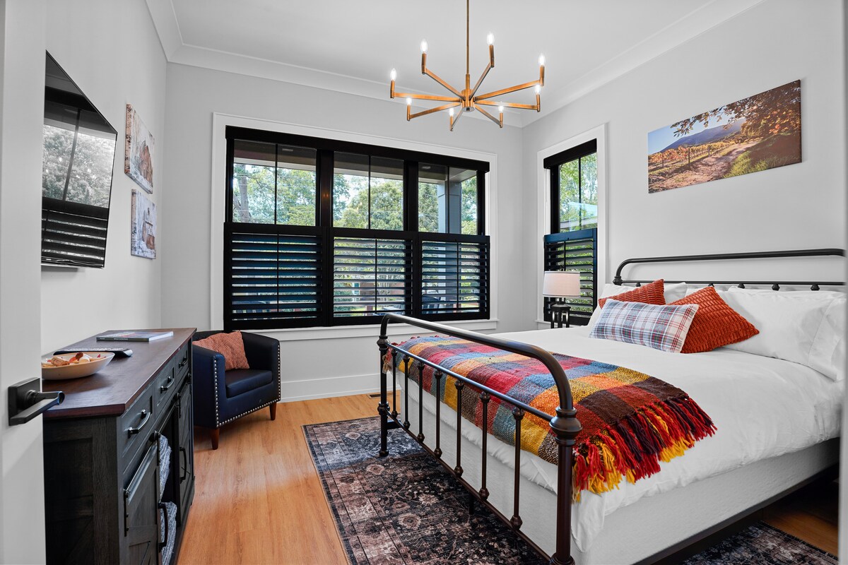 Ძირითადი დონის საძინებელი არის ქვედა სააბაზანოს გვერდით, რომელიც შეიძლება დაიხუროს ბეღლის კარით განმარტოებისთვის. Ჩამკეტები და შავი ფერის ფერები, 48-დუიმიანი სმარტ-ტელევიზორი და გვერდითი მაგიდები მოიცავს USB და დამტენი სადგურებს.
Ეგვიპტური ბამბის თეთრეული და ბატის ბალიშები/საბანი.  