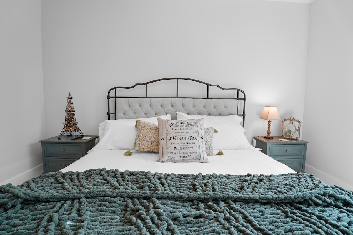 Პარიზის საძინებელი #3 - დიდი საწოლი ეგვიპტური ბამბის თეთრეულით, ბატის ბალიშებით/საბნით. Შედით კარადაში და ჯეკ ‑ ჯილის სააბაზანოს მიმდებარედ. 50" სმარტ-ტელევიზორი, გვერდითი მაგიდები/ USB და დამტენი სადგურები, ჭერის ვენტილატორი დისტანციური მართვის პულტით.  Შავი ფერის ფერებში.