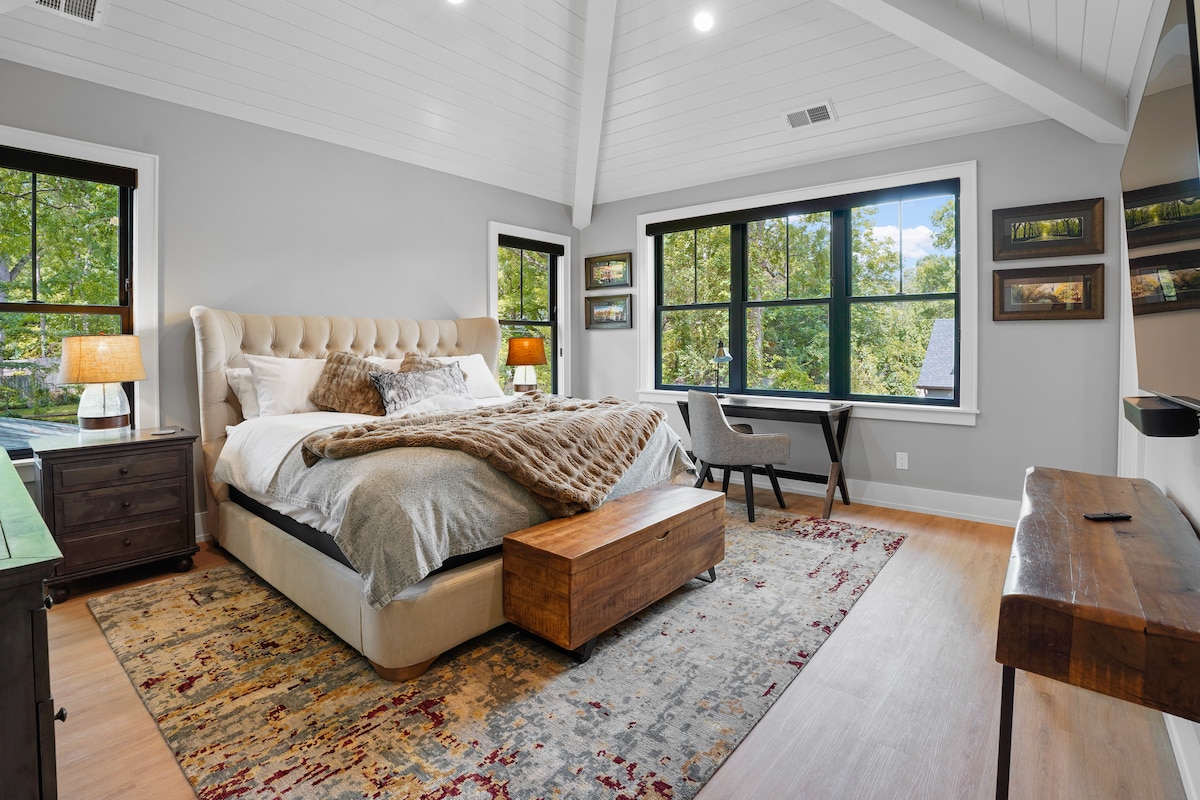 Განსაცვიფრებელი ძირითადი ოთახი თაღოვანი ჭერით მზის სხივების სიმრავლით (შავი ფერებით), სარესტავრაციო ტექნიკის ავეჯით, ეგვიპტური ბამბის თეთრეულით, ბატის ბალიშებითა და საბნით, 65"-იანი სმარტ-ტელევიზორით, სამუშაო მაგიდით, სააბაზანოთი. მე-2 სართულის მართვის პულტით.