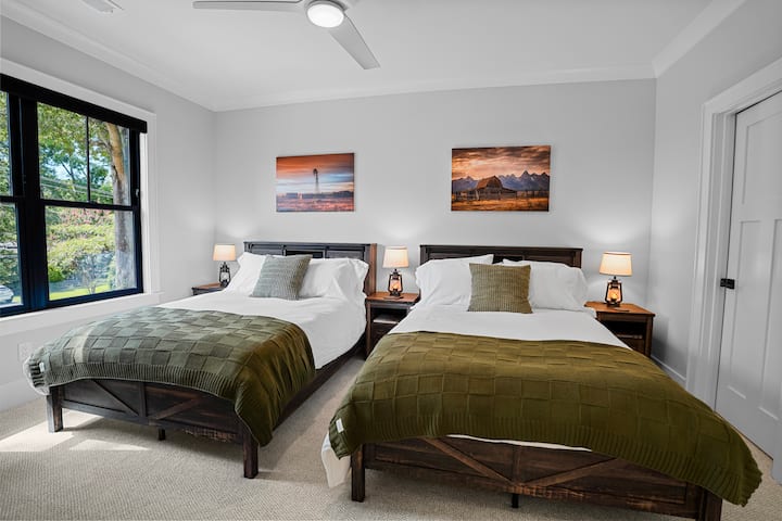 Chambre du Wyoming (n °4) et adjacente à la salle de bain Jack n Jill. 2 lits doubles avec draps en coton égyptien, oreillers/couette en duvet d'oie, tables d'appoint comprenant USB et stations de recharge, télévision connectée 50", dressing, stores occultants. Ventilateur de plafond avec télécommande.