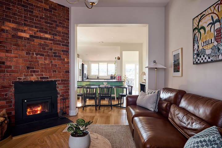 Luxury Family Home Near CBD + Gorge with Fireplace