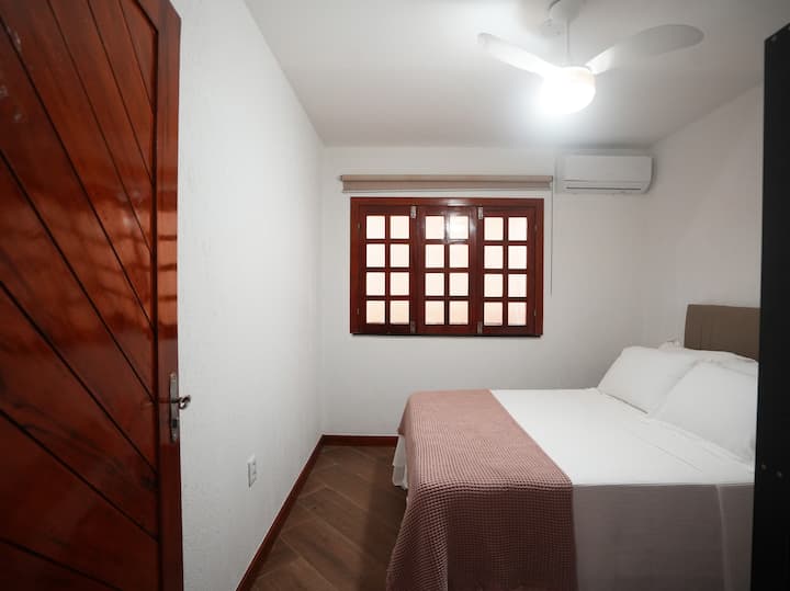 ห้องพักที่มีเสน่ห์พร้อมเตียงควีนไซส์ เครื่องปรับอากาศ พัดลมเพดาน และวิวสวน/สระว่ายน้ำ ห้องนอนที่มีเสน่ห์พร้อมเตียงขนาดควีนไซส์ เครื่องปรับอากาศ พัดลมเพดาน และวิวสวน/สระว่ายน้ำ