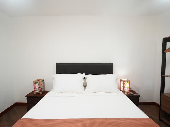 ห้องสวีทอบอุ่นพร้อมเตียงควีนไซส์ พัดลม 2 อัน เครื่องปรับอากาศ วิวสวนและสระว่ายน้ำ ห้องน้ำส่วนตัว เดินไปชายหาด เหมาะสำหรับคู่รัก/ทำงานระยะไกล ห้องสวีทพร้อมเตียงควีนไซส์ พัดลม 2 ตัว วิวสวน/สระว่ายน้ำ ห้องน้ำส่วนตัว