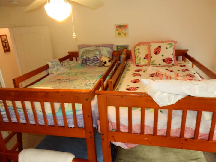 Poschodové postele na druhom poschodí