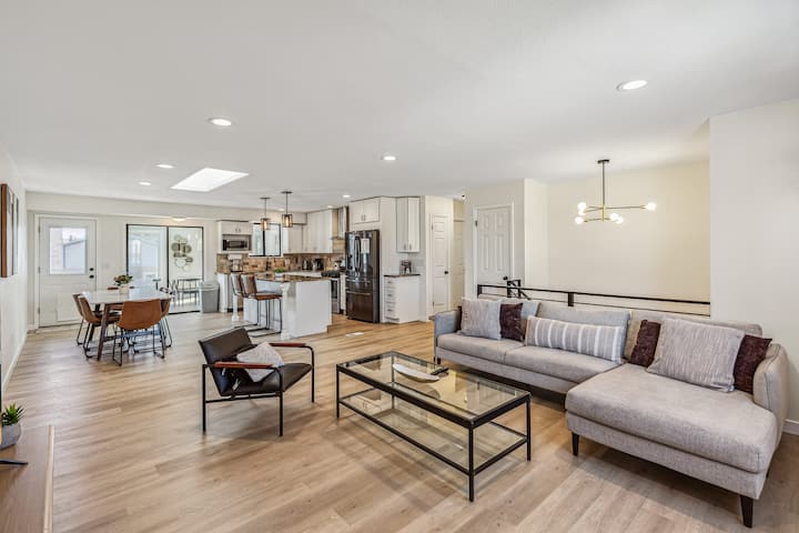 Denverstays | Bright 4bd Suburban Nest W/garage! - Arvada, CO