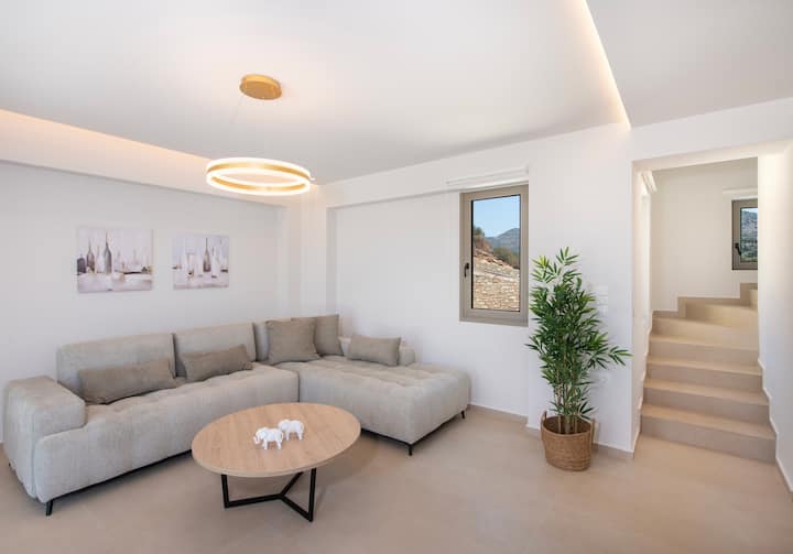 Spacieux séjour avec des sièges moelleux et une décoration élégante. Deux voyageurs peuvent dormir dans le canapé-lit double.