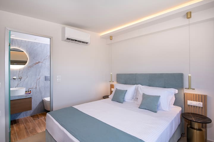 Chambre de type grenier avec un lit king size et une salle de bain privative.