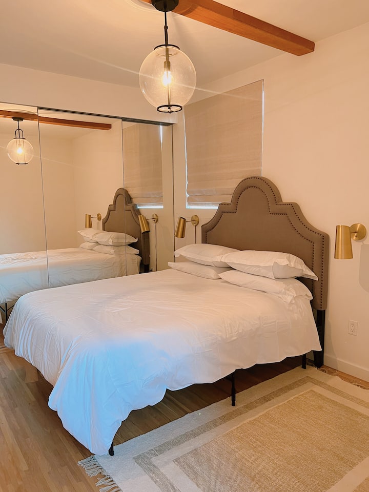 Cama tamaño queen con ropa de cama de calidad hotelera, amplio armario para colgar o doblar tu ropa en el interior. Espejo de cuerpo entero con baño completo en suite.