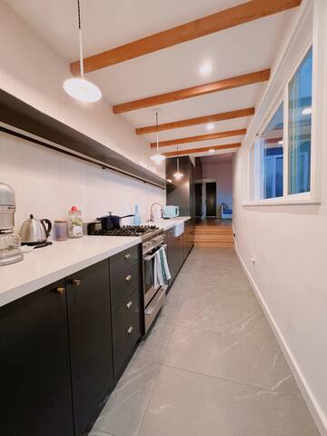 Detached Cottage | BayViews | Walk to SF Landmarks gallery image 4