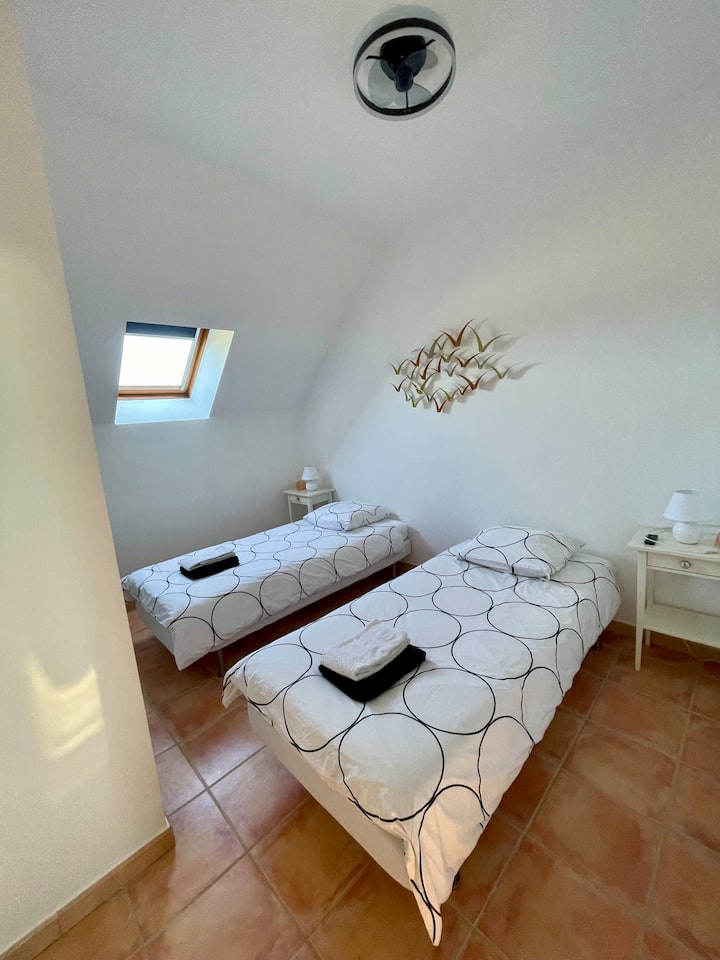 La Petite Chambre de l'étage et ses 2 lits 90x200