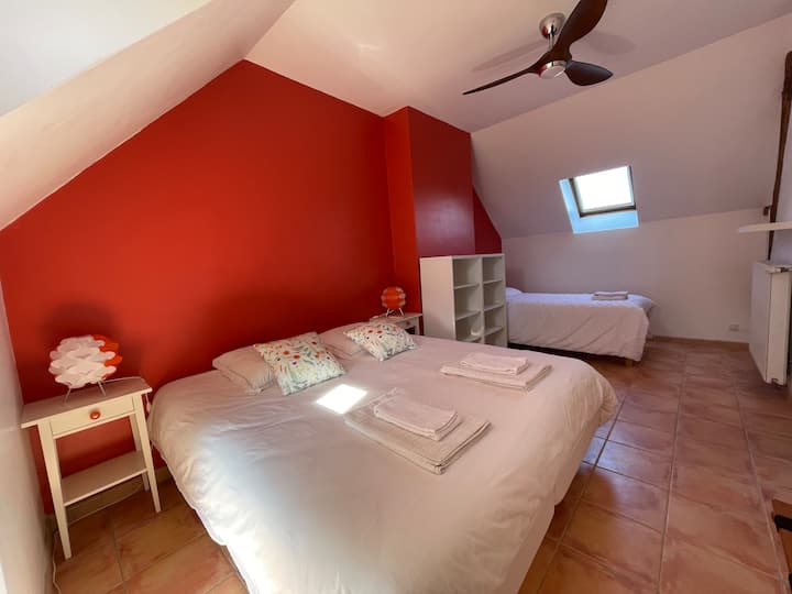 La Grande Chambre de l'étage avec un grand lit King size 180x200 et un lit simple 90x200