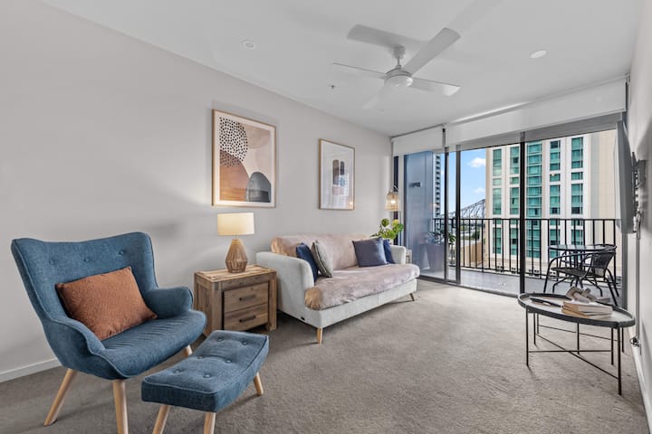 Modern Style! 1bed/1bath/balcony/pool ~ Cbd - Spring Hill