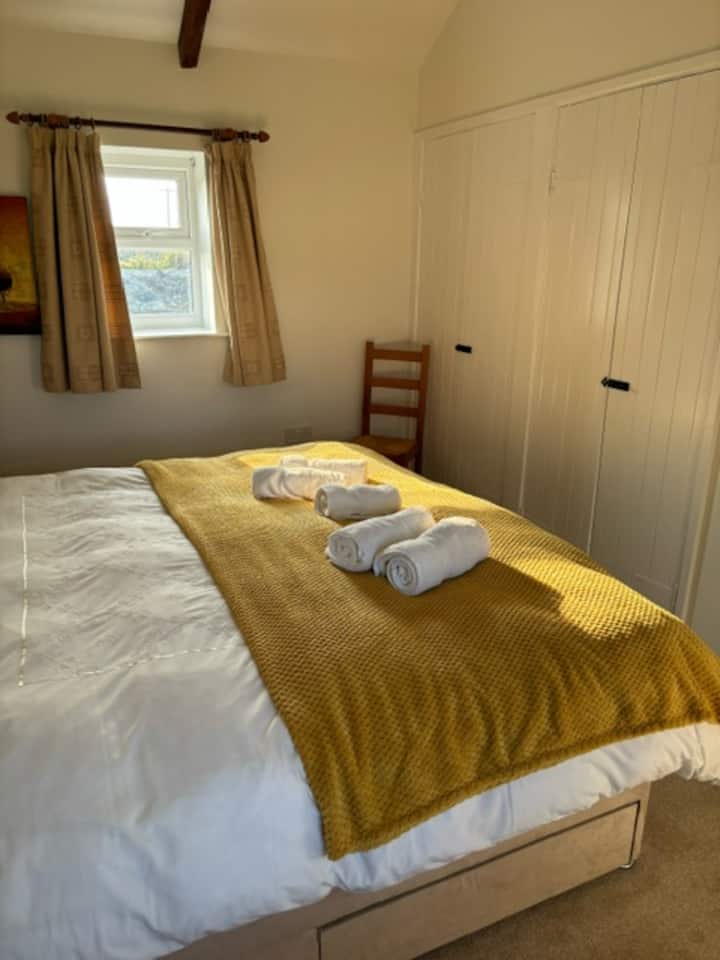 Легло с кралски размери и много място в гардероба в The Little barn в Trevalgan Farm Holidays
