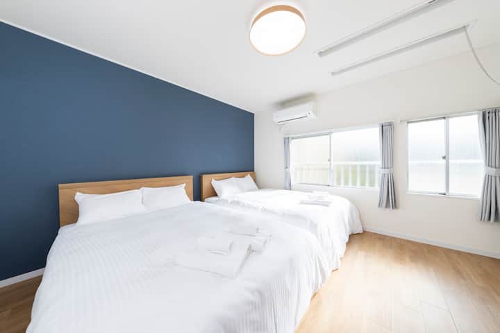 Დასავლური სტილის მე-2 ოთახი მე-2 სართულზე.Გათვალისწინებულია ორი ორადგილიანი საწოლი.Ჭერზე ორი საკიდია.Გამოიყენეთ ის სარეცხის გათიშვისას.