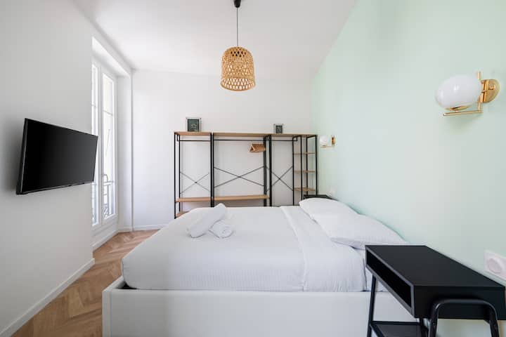 Priestranná a svetlá izba s manželskou posteľou