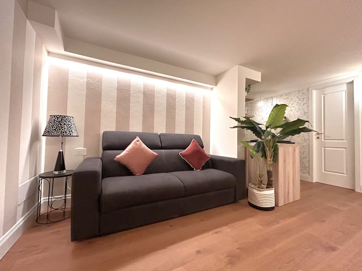 Сгъваем разтегателен диван, който превръща пространството в модерна дневна зона за вашата релаксация
