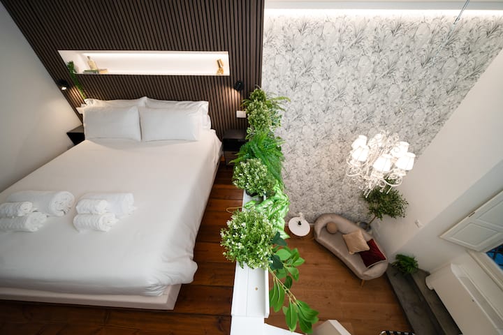 Изглед отгоре, показващ спалнята на лофта и прилежащата частна всекидневна
