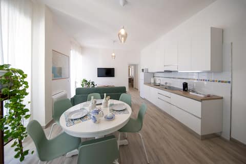 Successful Airbnb property: New cozy apartment closed to the train station in Salerno