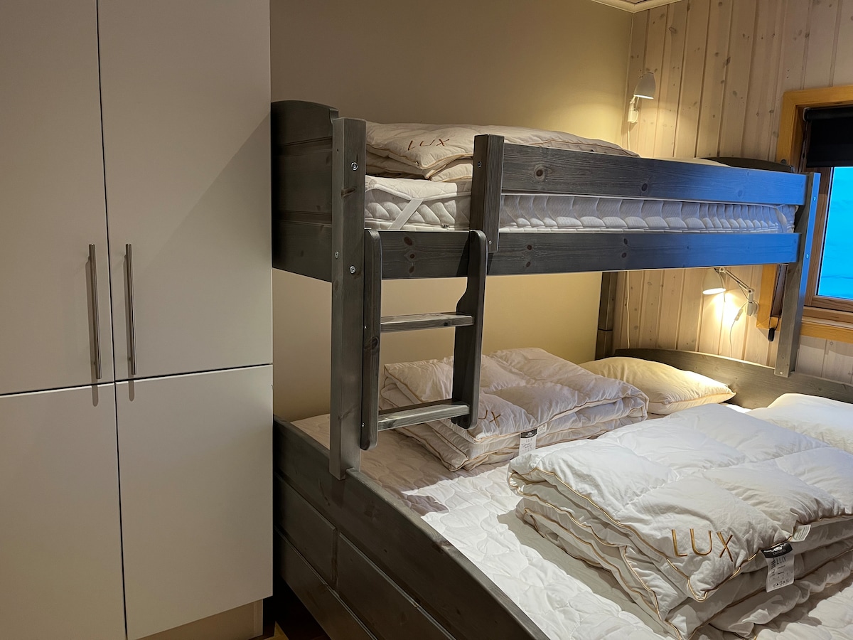 السرير العلوي 90 سم × 200 سم (متوسط - حمولة 75 كجم كحد أقصى) والسرير السفلي 180 سم × 200 سم (ثابت).

تلفزيون إل جي الذكي مع كابل HDMI لتوصيلك، أي وحدة ألعاب.