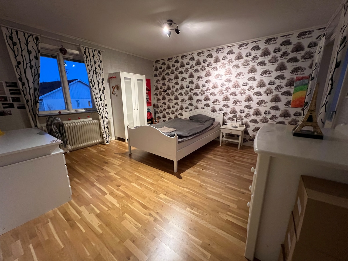 卧室配有一张单人床，宽120厘米