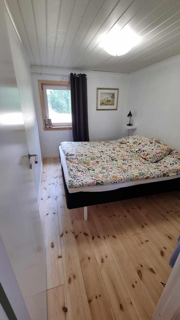 Chambre 2 avec deux lits de 90 lits, tables de chevet et lampes de lecture