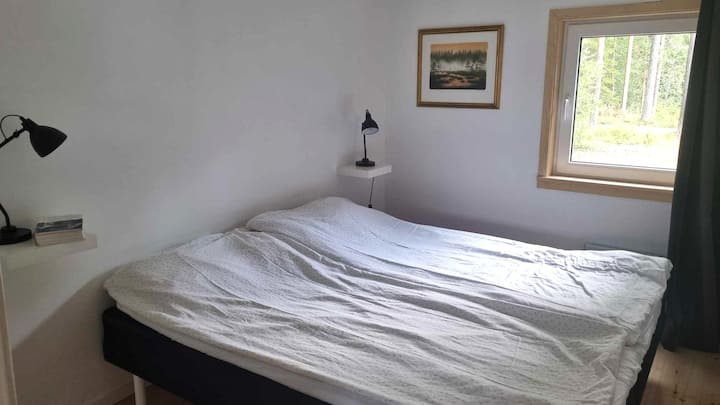 Chambre 1 avec deux lits de 90 lits, tables de chevet et lampes de lecture