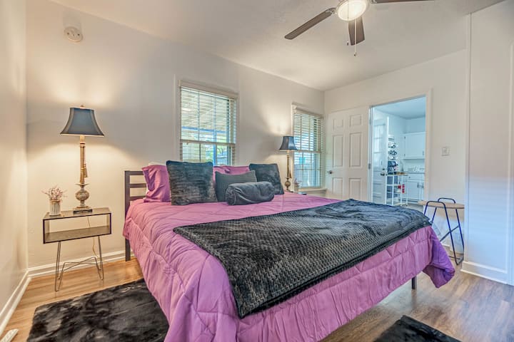 Hlavná spálňa s manželskou posteľou King, stropnými ventilátormi a inteligentnou televíziou