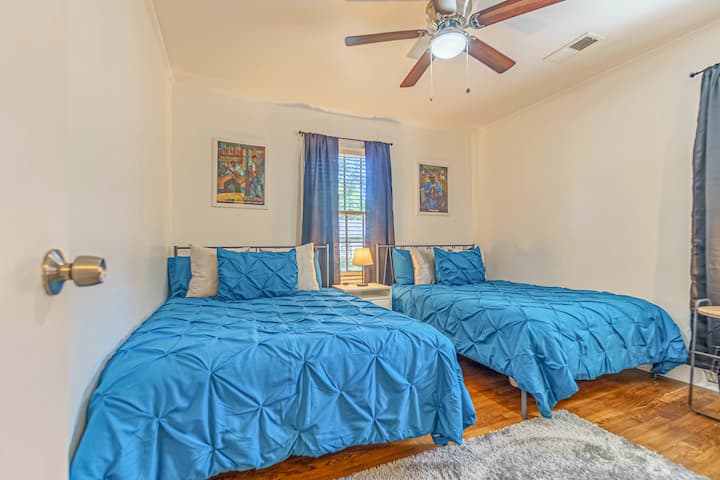 2 veľké postele, stropné ventilátory, inteligentná TV