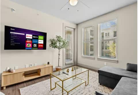 Top performing Airbnb: 2br Stylish Condo Near Downtown | Pool + Parking in South Central